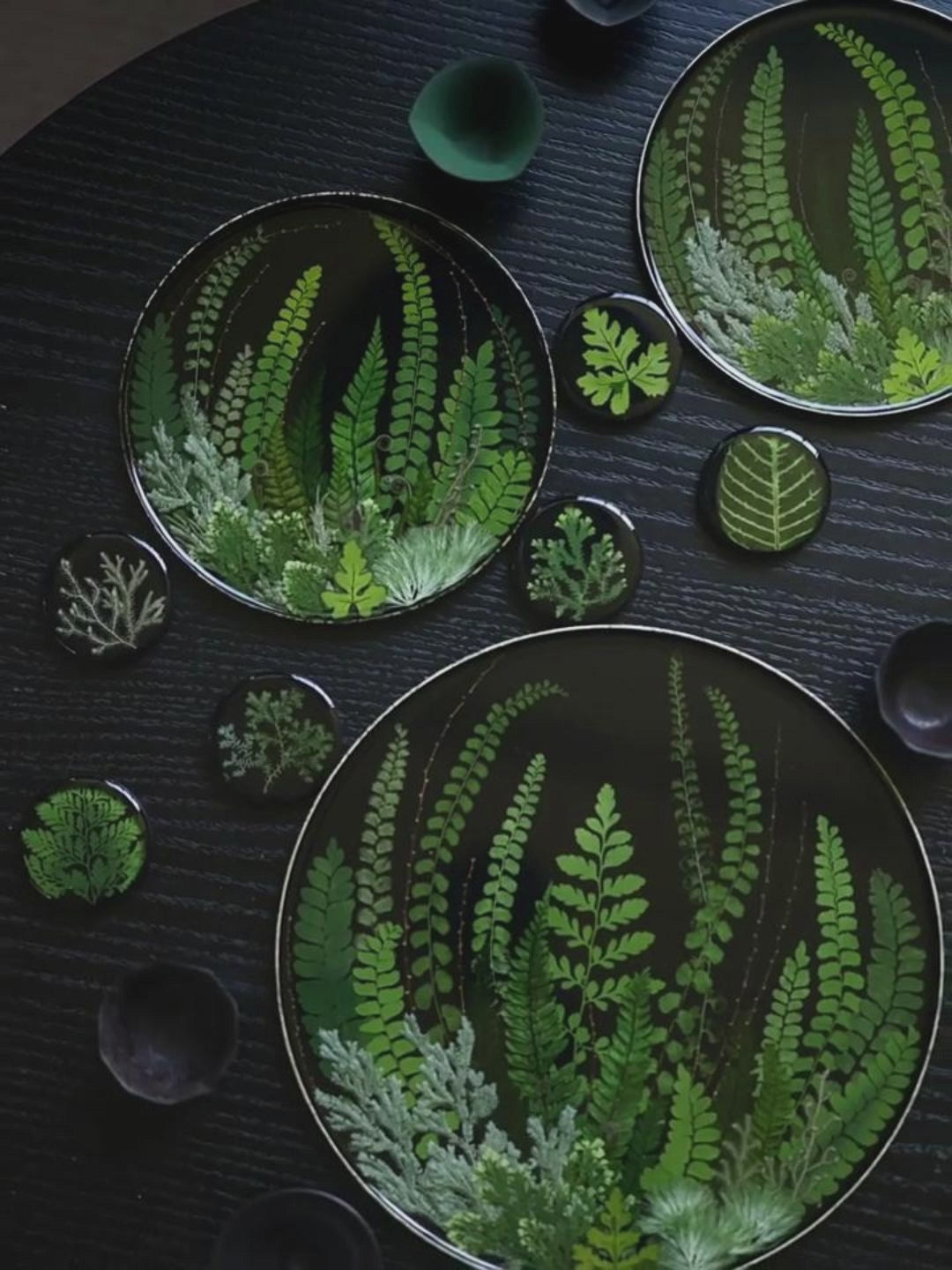 Botanical Fern Lacquer Plate — Natural Lacquer, 18K Gold Leaf Rim & Japanese Crystal Resin
